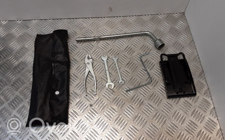 Nissan Patrol Y61 Kit d’outils 