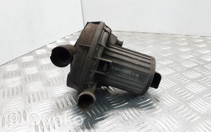 Volkswagen Bora Antrinis oro siurblys 06A131333C