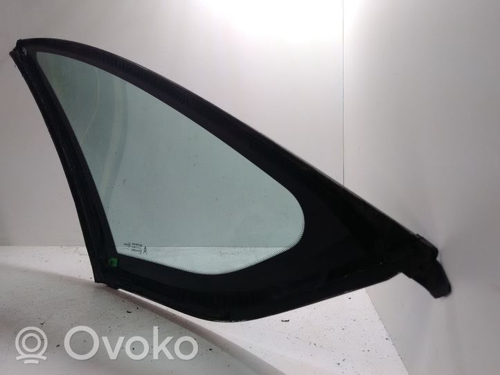 Citroen C4 Grand Picasso Треугольное стекло в передней части кузова 