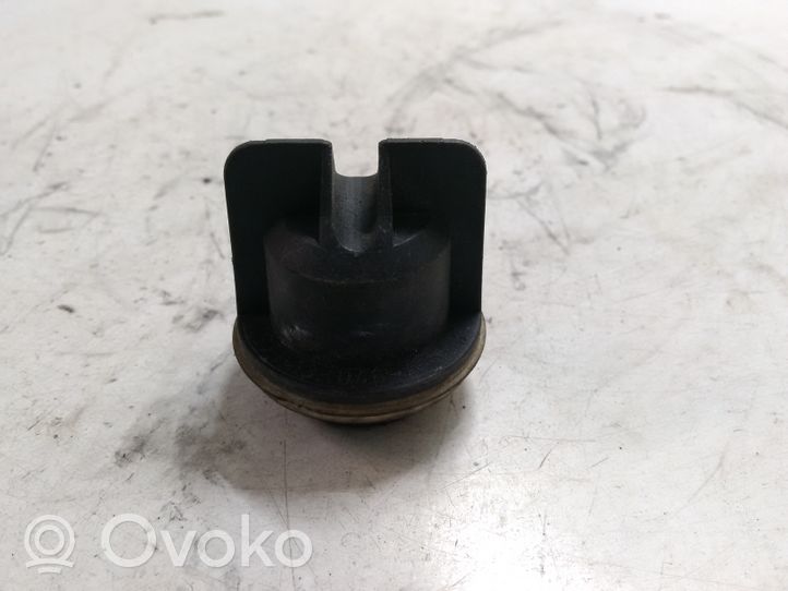 Ford Mondeo Mk III Osłona żarówki lampy przedniej 1305219106