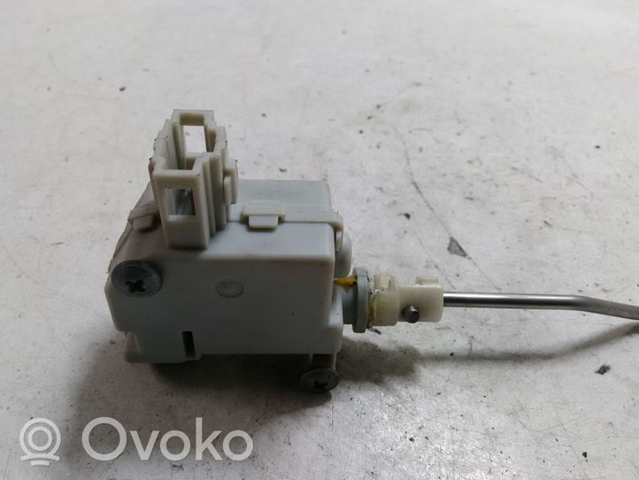 Volkswagen Golf VI Verrouillage du bouchon du réservoir de carburant 5K6810773A