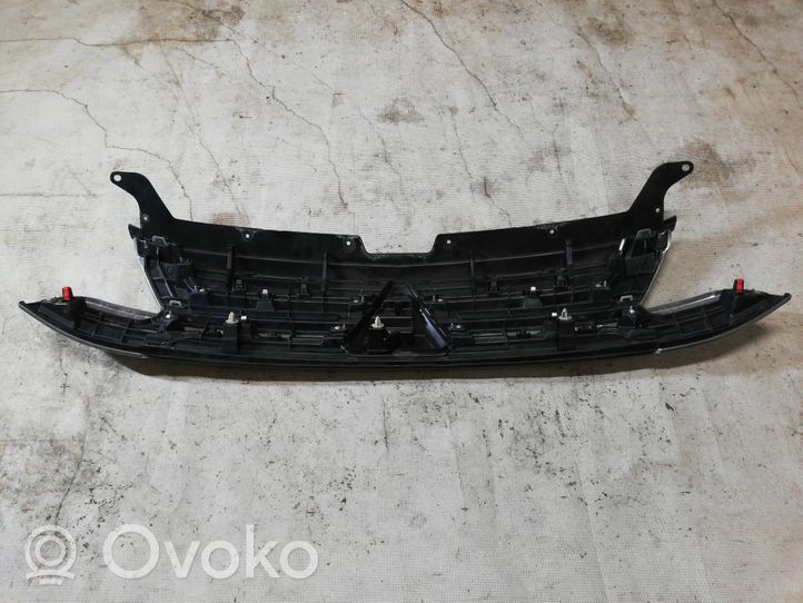 Mitsubishi Outlander Maskownica / Grill / Atrapa górna chłodnicy 7450B298