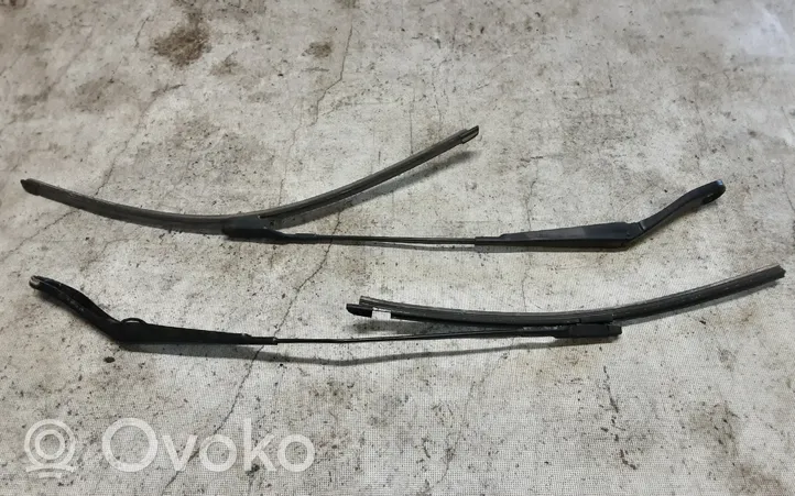 Volvo XC60 Brazo del limpiaparabrisas delantero 30753525