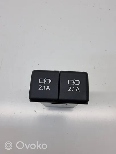 Toyota RAV 4 (XA50) Connecteur/prise USB 8553215010