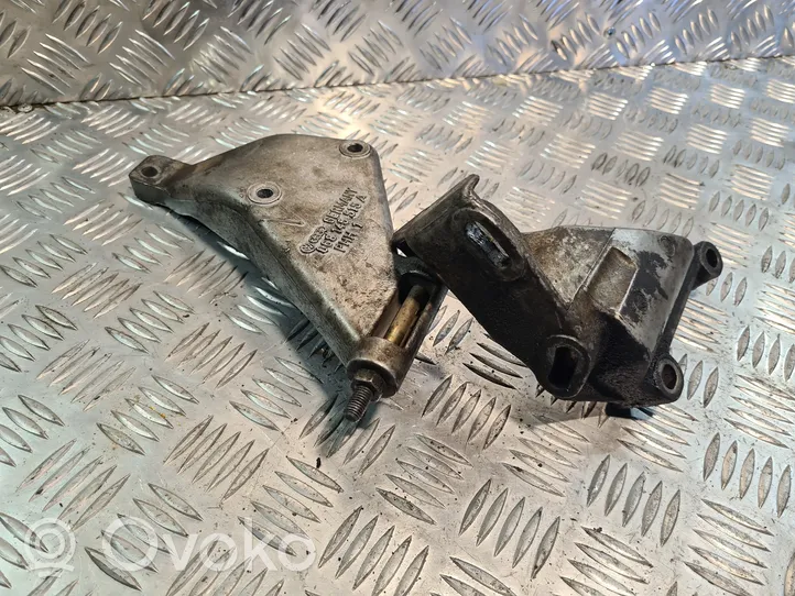 Audi 80 90 S2 B4 Supporto di montaggio della pompa del servosterzo 068145515A