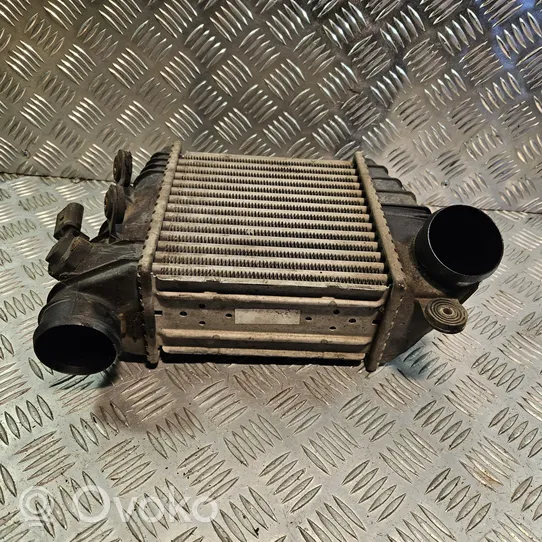 Volkswagen Golf IV Chłodnica powietrza doładowującego / Intercooler 