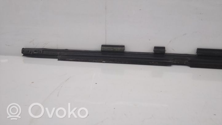 Volvo XC90 Listwa / Uszczelka szyby drzwi tylnych 30661286