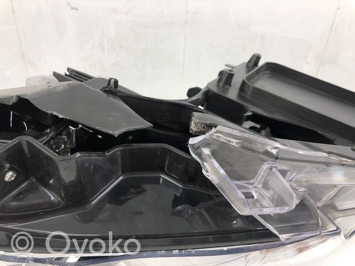 Toyota C-HR Lampa przednia 81150F403000