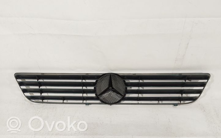 Mercedes-Benz Vito Viano W638 Grille calandre supérieure de pare-chocs avant A6388880515