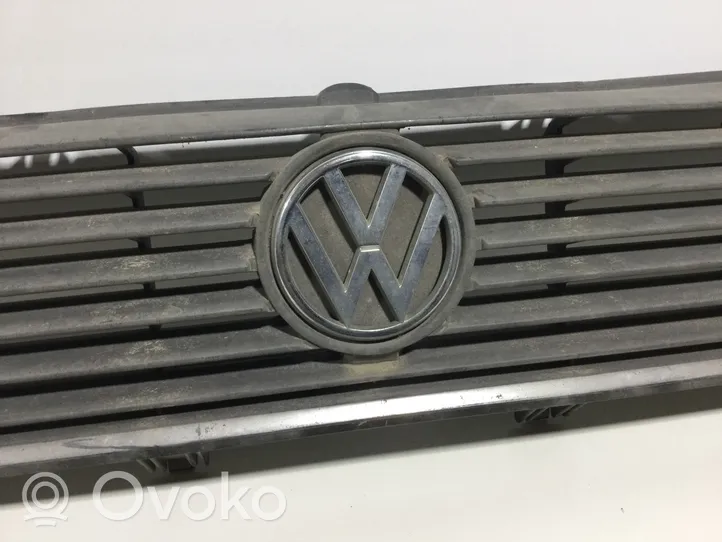 Volkswagen PASSAT B2 Grille calandre supérieure de pare-chocs avant 321853653K