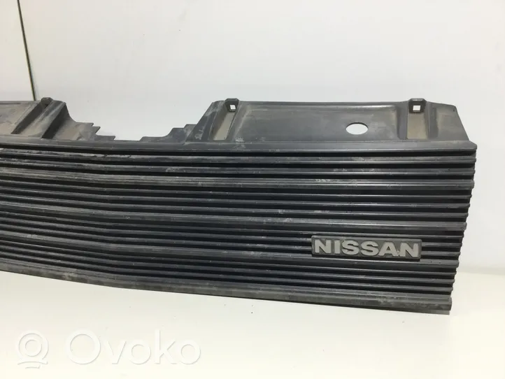 Nissan Laurel Rejilla superior del radiador del parachoques delantero 