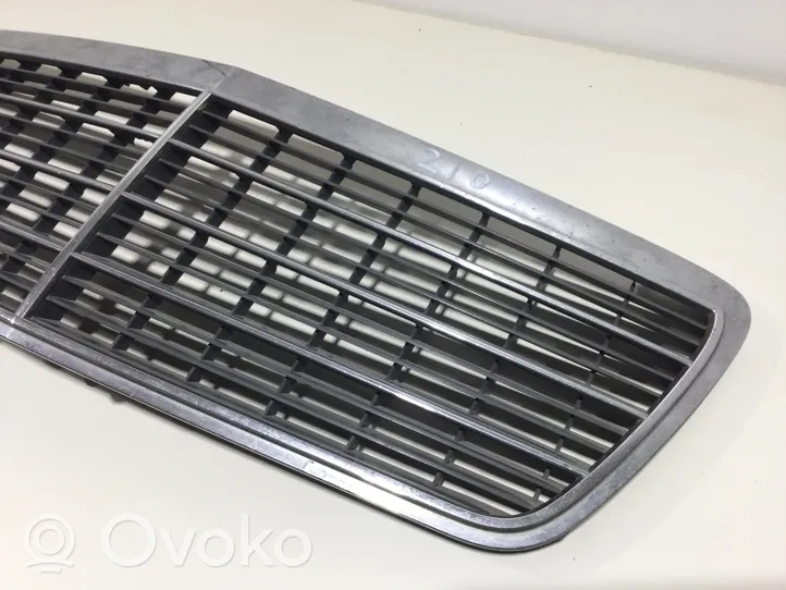 Mercedes-Benz E W210 Grille de calandre avant 2108800583