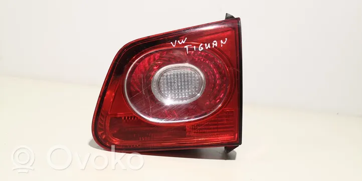 Volkswagen Tiguan Lampy tylnej klapy bagażnika 5N0945094B