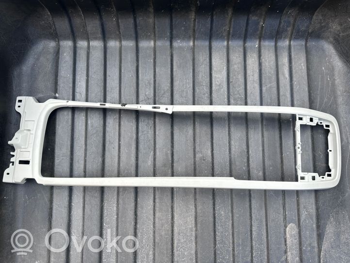 Volvo S90, V90 Altri elementi della console centrale (tunnel) 010100101010