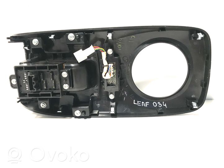 Nissan Leaf I (ZE0) Rivestimento in plastica cornice della leva del cambio 969ZW3NA0A