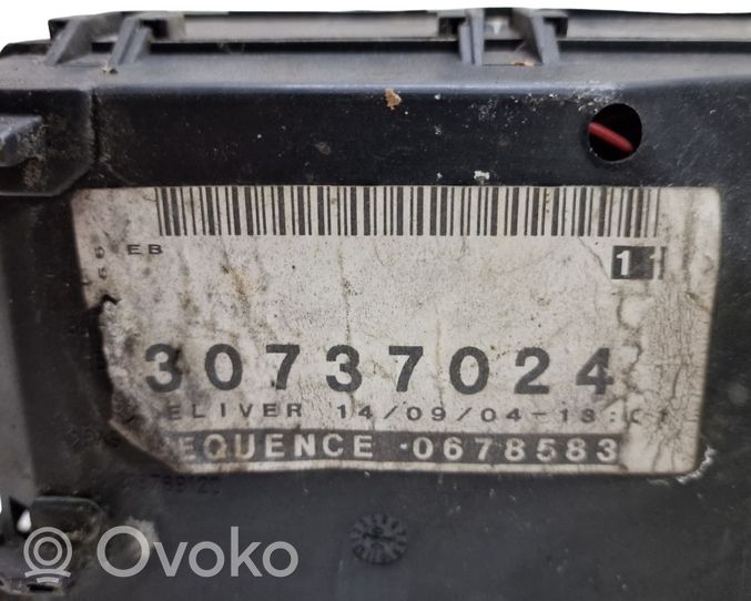 Volvo V50 Skrzynka bezpieczników / Komplet 8688040