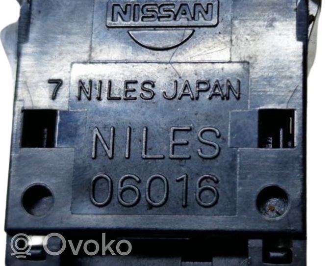 Nissan X-Trail T31 Interruttore luci di emergenza 06016