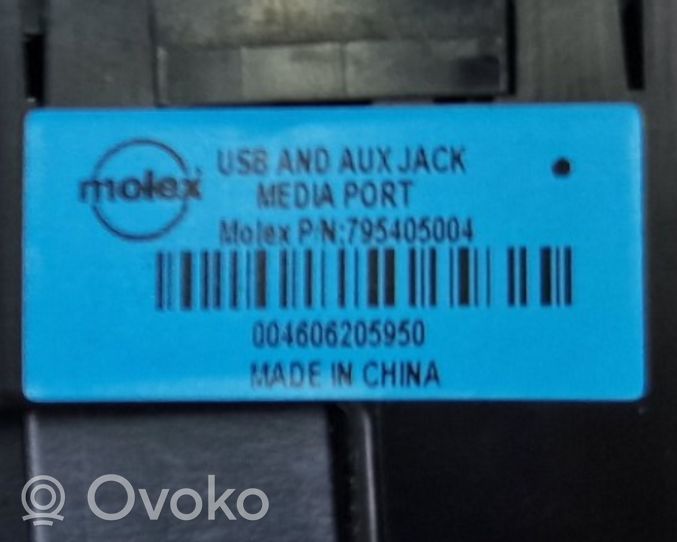 Nissan X-Trail T32 USB socket connector 795405004