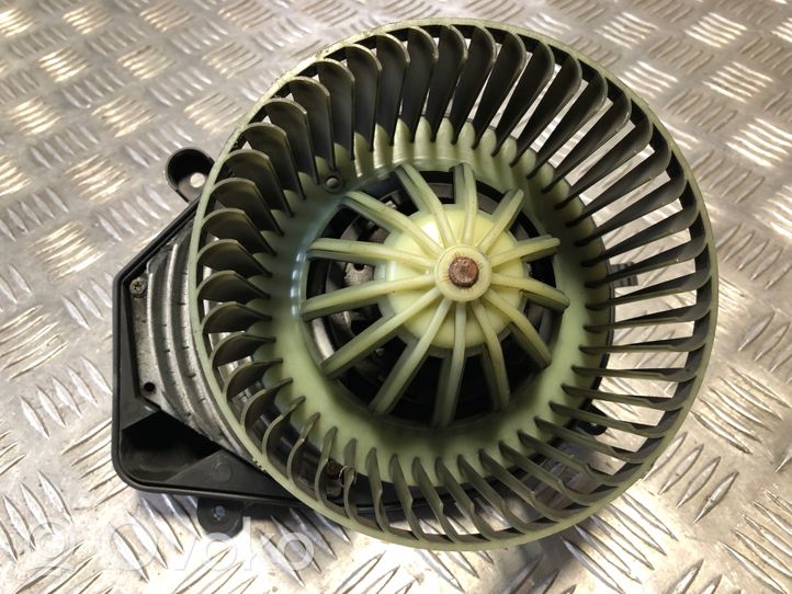 Volkswagen PASSAT B5.5 Ventola riscaldamento/ventilatore abitacolo 8D1820021