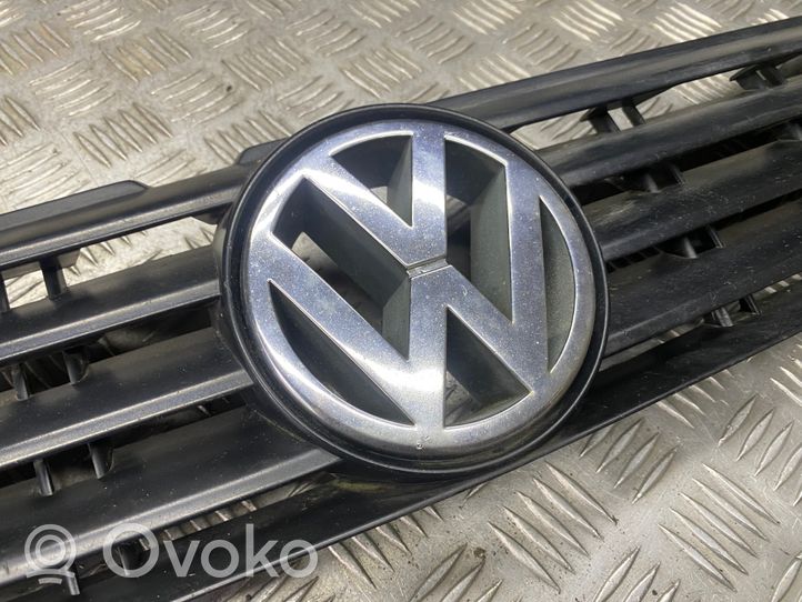 Volkswagen PASSAT B5 Grotelės viršutinės 3B0853653C