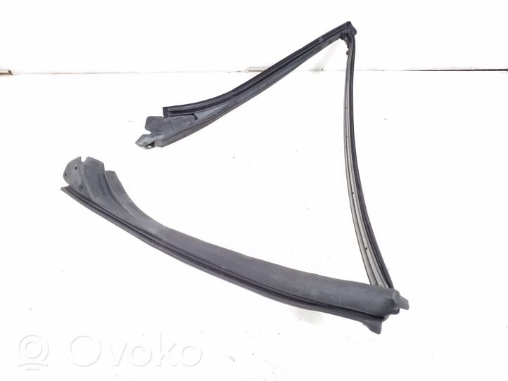 Mercedes-Benz E C207 W207 Rivestimento parabrezza A2077200047