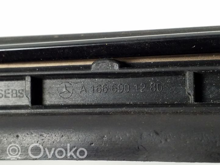 Mercedes-Benz ML W166 Listwa szyby czołowej / przedniej A1666901280