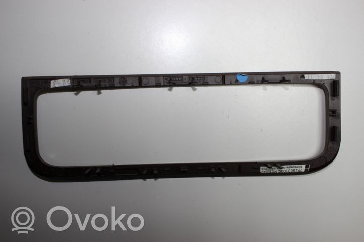 Volkswagen Touareg II Ramka deski rozdzielczej 7P2863100C