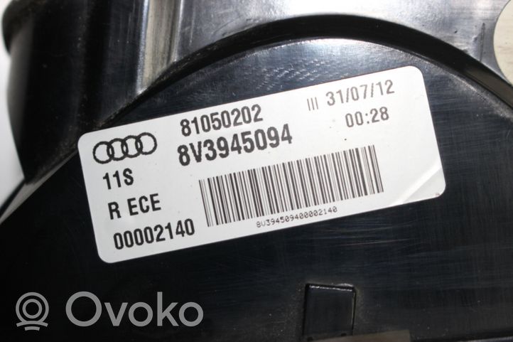 Audi A3 S3 8V Lampy tylnej klapy bagażnika 8V3945094