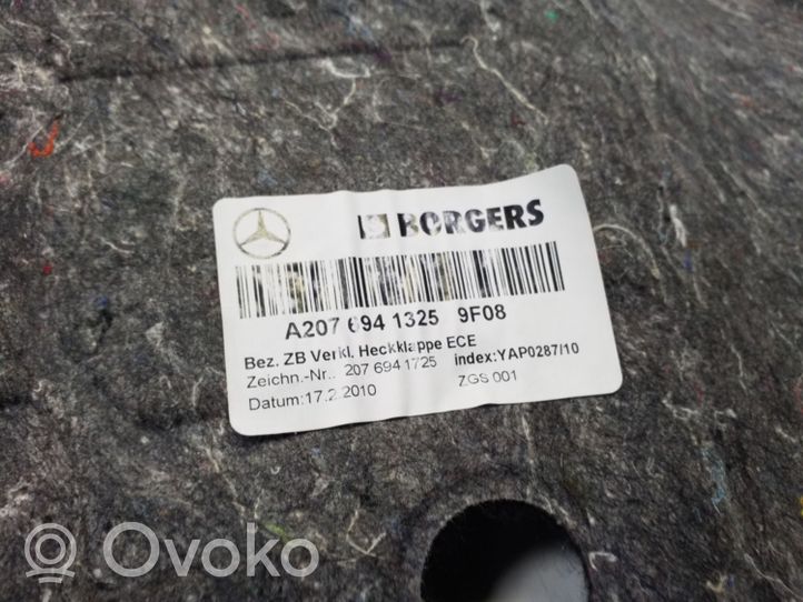 Mercedes-Benz E C207 W207 Takaluukun koristelista A2076941325