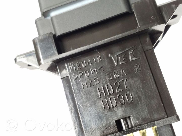 Honda CR-V Przełącznik / Przycisk otwierania klapy bagażnika M19902CMS