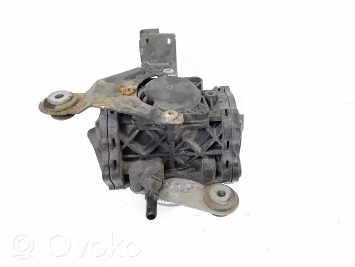 Mercedes-Benz B W246 W242 Alipainepumppu A2424300632