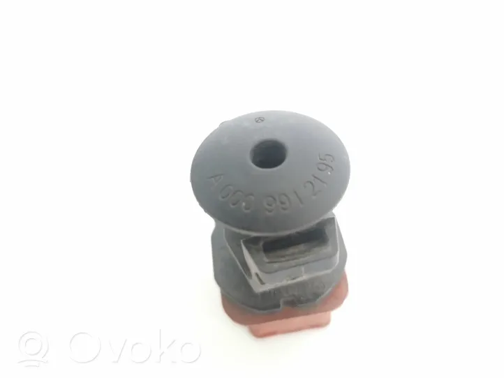 Mercedes-Benz B W246 W242 Staffa di montaggio del radiatore A0009912195