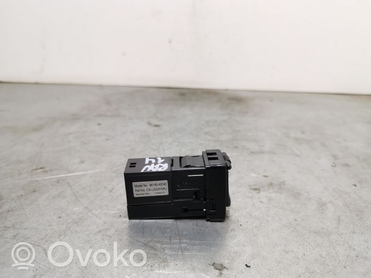 Toyota RAV 4 (XA40) Gniazdo / Złącze USB 