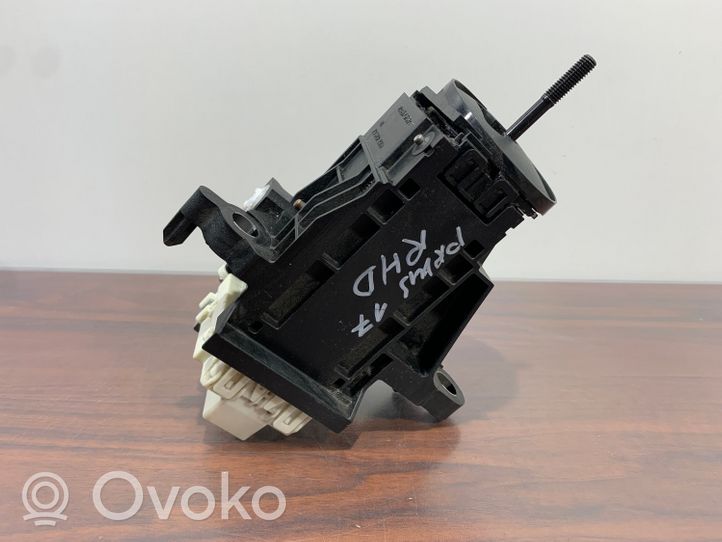 Toyota Prius (XW50) Gear shifter/selector 75G202