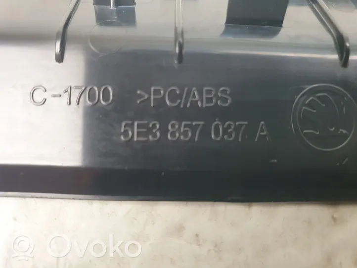 Skoda Octavia Mk4 Radion/GPS-laitteen pääyksikön kehys 5E3857037A