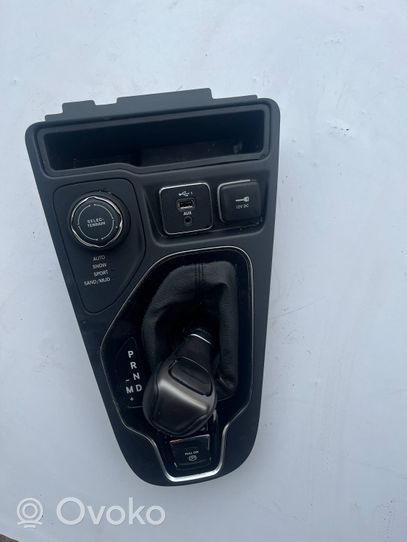 Jeep Cherokee USB-pistokeliitin JEEPCHEROKEEKLLIFTPANELNA