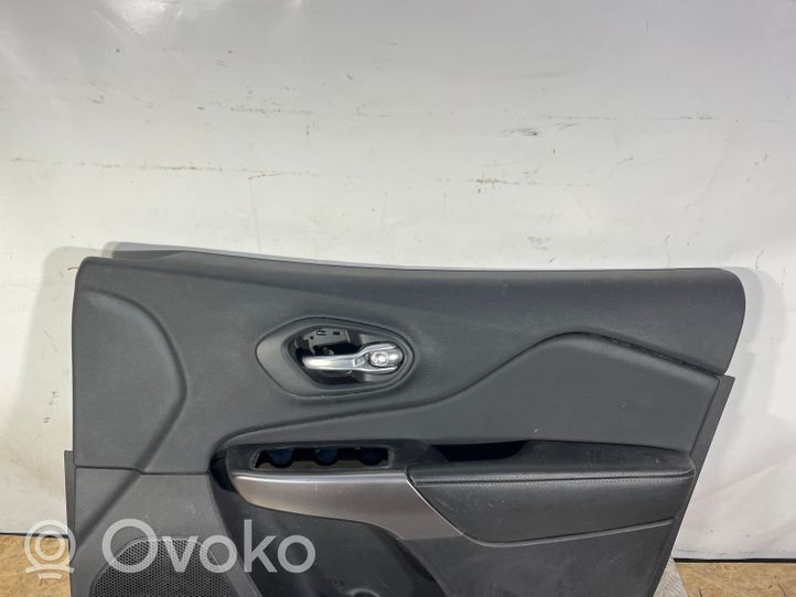 Jeep Cherokee Rivestimento del pannello della portiera anteriore 3678587