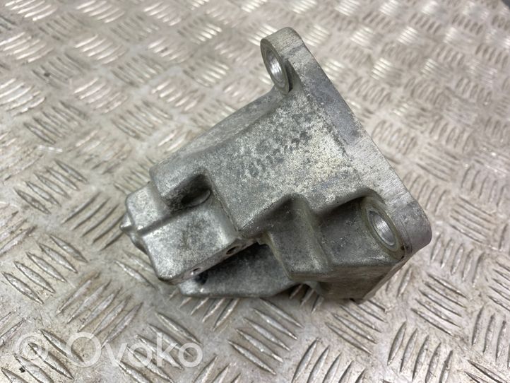 Hyundai Santa Fe Supporto di montaggio scatola del cambio W114G650