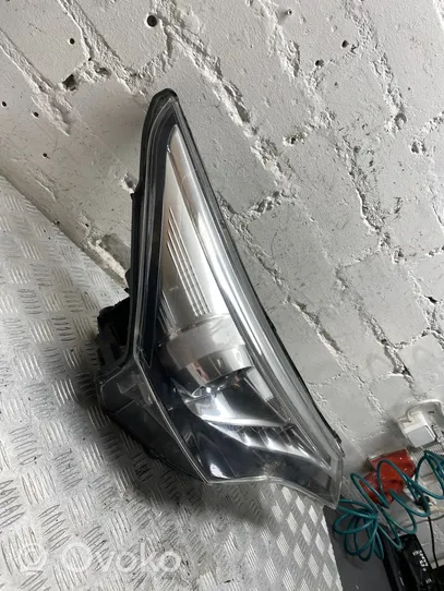 Toyota Avensis T270 Lampa przednia 9922681017