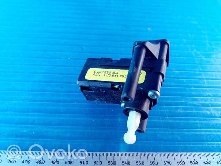 Volkswagen Cross Touran I Headlight level adjustment motor 0307853304