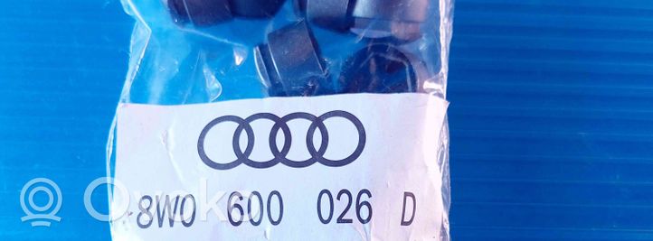 Audi Q7 4M Vanteiden varkaudenestomutterit ja avainhylsy 8W0600026D