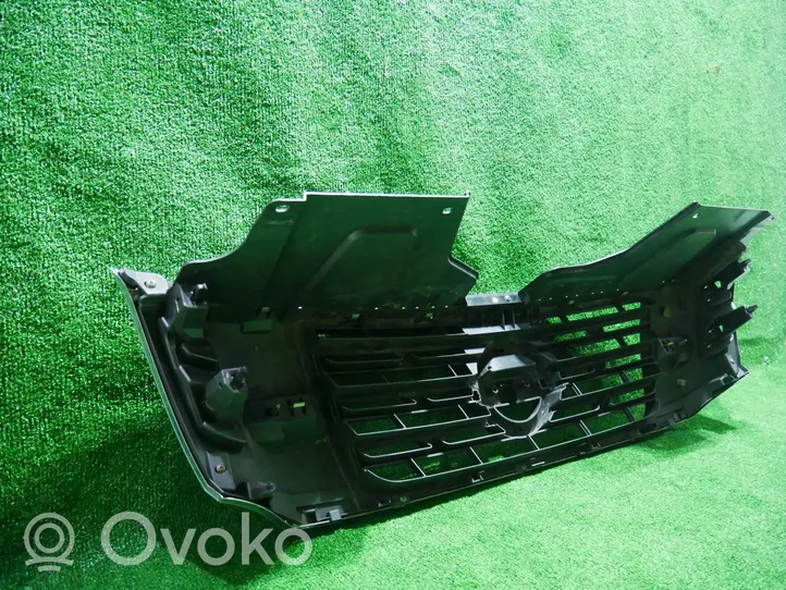 Nissan NP300 Maskownica / Grill / Atrapa górna chłodnicy 623104KJ1B