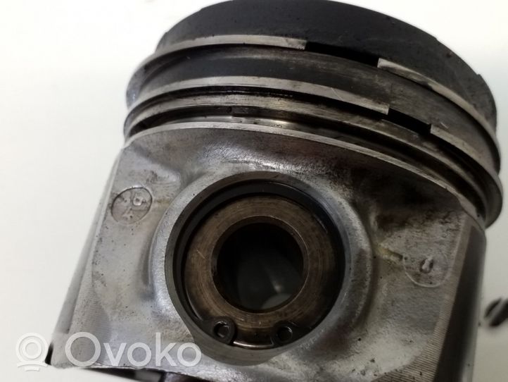 Nissan Primera Piston avec bielle 5M