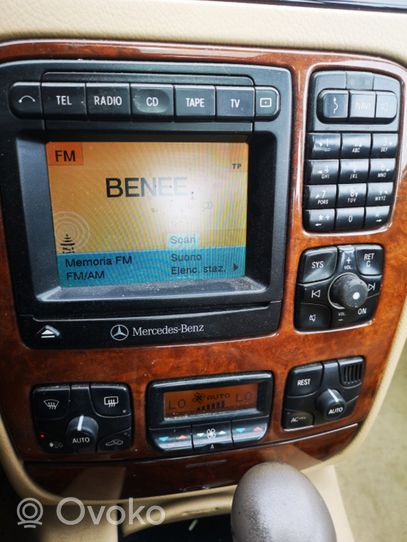 Mercedes-Benz S W220 Unidad delantera de radio/CD/DVD/GPS A2208270442