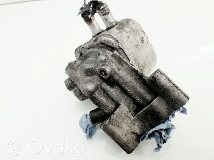 Volkswagen PASSAT B5 Supporto di montaggio del filtro dell’olio 050115417