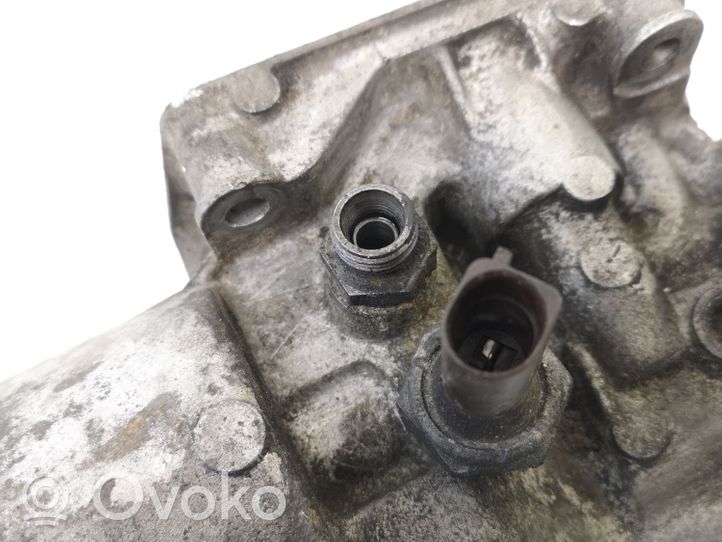 Volkswagen Jetta V Supporto di montaggio del filtro dell’olio 045115389J