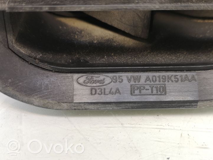 Ford Galaxy Kratka wentylacyjna pod zderzakiem tylnym 95VWA019K51AA