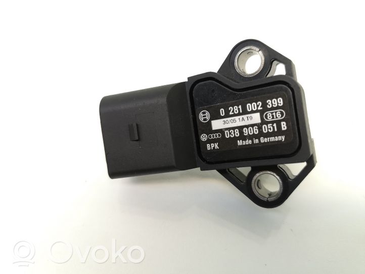 Volkswagen PASSAT B6 Sensor de temperatura de la toma de aire 038906051B