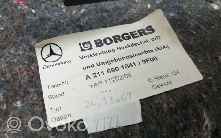 Mercedes-Benz E W211 Apdaila bagažinės dangčio (komplektas) A2116901841
