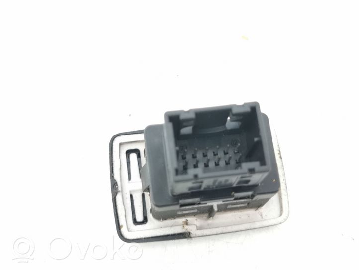 Opel Combo D Connettore plug in AUX 735549165